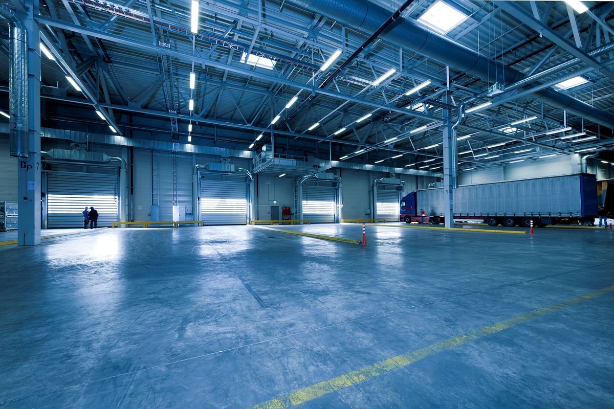 Logistikhalle mit LKW an der Verladerampe — Symbolaufnahme
